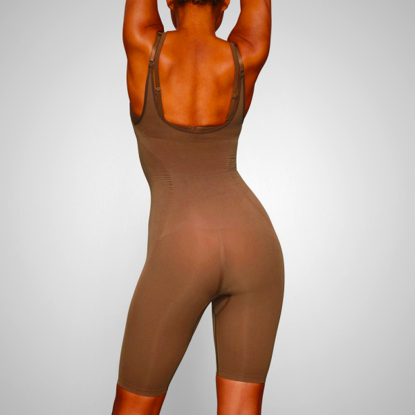 Skims SCULPTING BODYSUIT MID THIGH WITH OPEN GUSSET - Cafe | 9240658-UQ